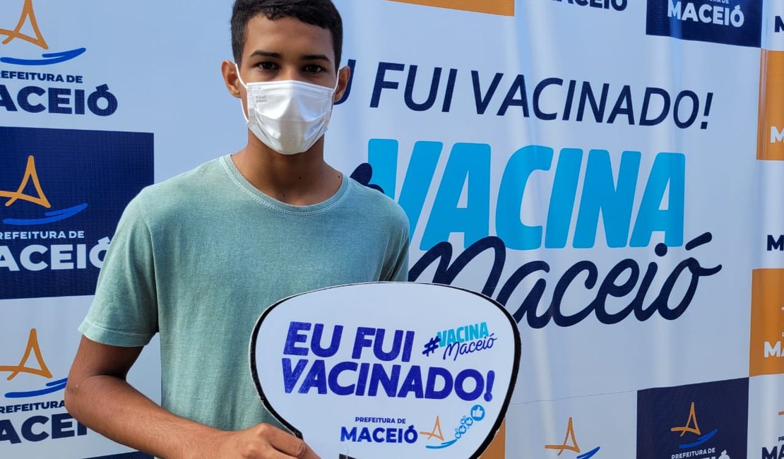 Maceió suspende vacinação contra covid-19 de adolescentes sem comorbidades