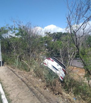 Veículo sai da pista e tomba na subida do viaduto Divaldo Suruagy
