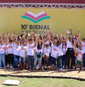 Cerca 2 mil alunos visitam Bienal e compram livros com vales entregues pela Prefeitura de Maceió