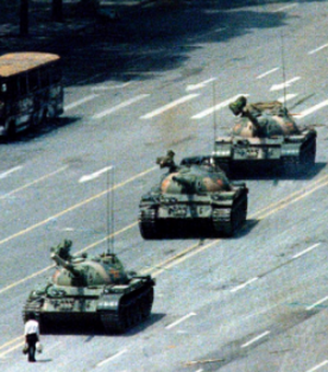 Morre o autor da foto histórica em que homem enfrenta o tanque do exército chinês