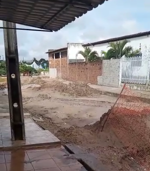 [Vídeo] Demora em obra de calçamento causa transtorno para moradores do bairro Caititus, em Arapiraca