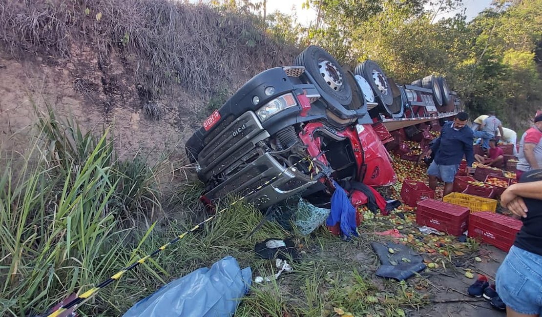 Homem morre após capotar com caminhão na AL-404 em Satuba