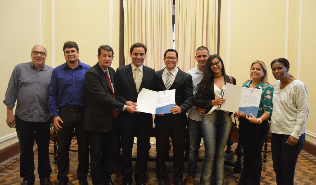 Câmara de Maceió empossa dois dos quatro aprovados em concurso público