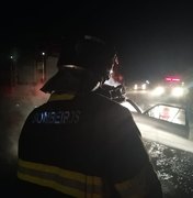 Veículo capota e pega fogo em rodovia deixando quatro pessoas feridas