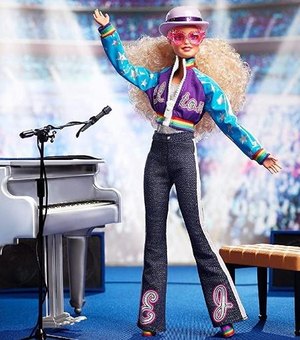 Barbie homenageia Elton John com boneca do cantor: 'Ícone'