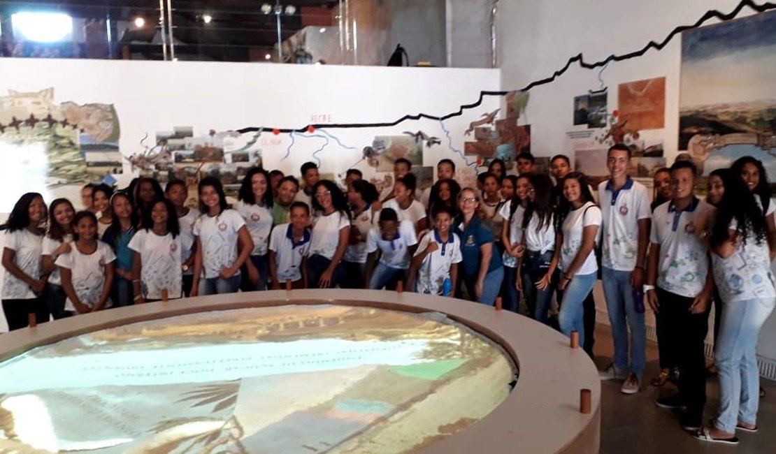 Alunos de escolas estaduais ampliam conhecimentos na Bienal do Livro
