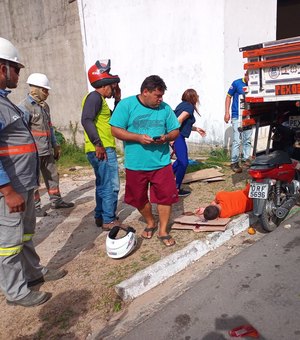 Motociclista perde controle e atinge caminhão em Arapiraca