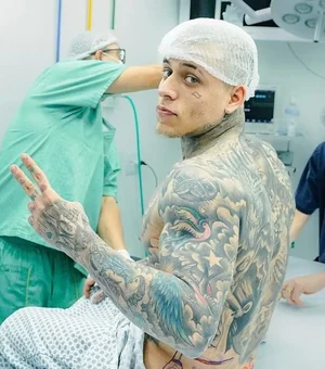 Vídeo: cantor MC Pedrinho surpreende ao tatuar o bumbum