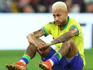 Neymar passa por cirurgia no Qatar após lesão no tornozelo pelo PSG