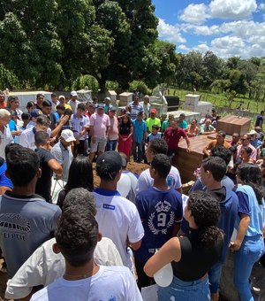 Estudante atropelado na Serra das Pias é enterrado sob comoção na manhã desta sábado (9) em Palmeira