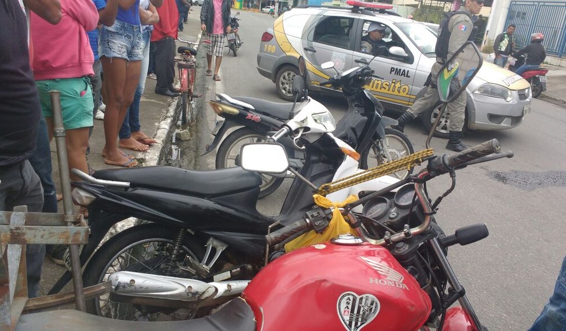 Motociclista não respeita sinalização e provoca colisão entre três motos 