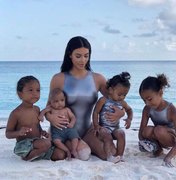 Kim Kardashian exibe sala de brincar gigante dos filhos com palco e mercado