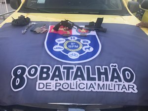 Dupla é detida com armas e bombinhas de maconha no Pilar
