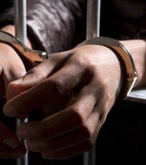 Homem é preso suspeito de estuprar mulher na frente do filho, em Maceió