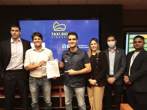 Prefeito JHC assina acordo de cooperação para implantar Táxi Maceió