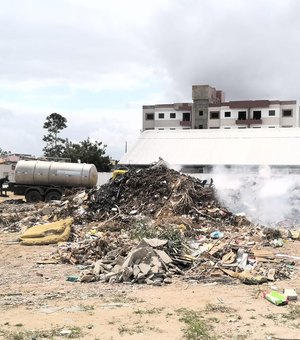 [Vídeo] Lixo descartado em terreno abandonado pela Prefeitura de Arapiraca pega fogo