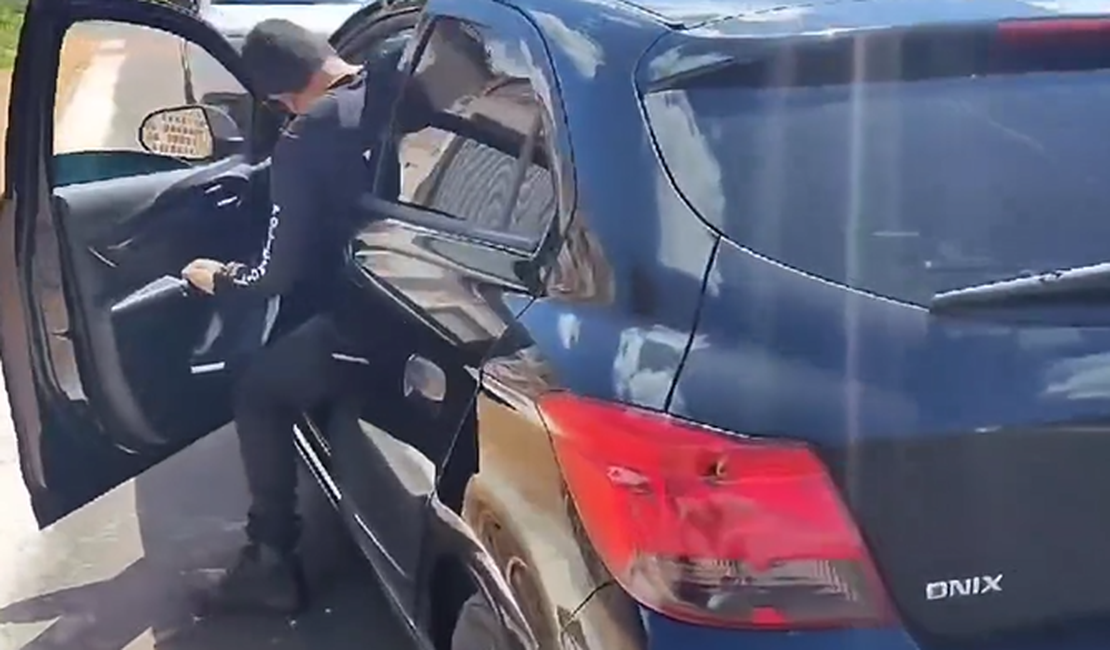 [Vídeo] Polícia Civil prende homem em Arapiraca com carro roubado e placa clonada