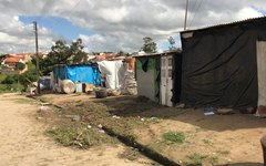 Moradores denunciam mal cheiro de fezes e urina em acampamento do MST