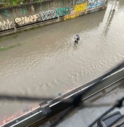 [Vídeo] Fortes chuvas alagam ruas de Maceió; previsão indica queda de água durante a manhã