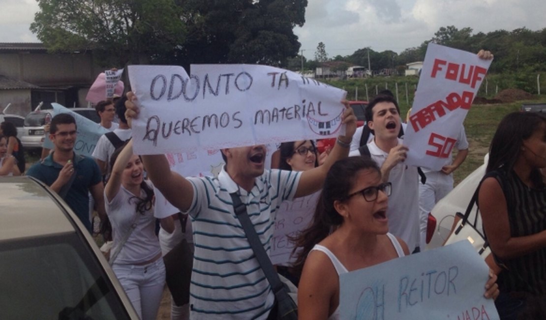Estudantes de odontologia fazem protesto na Ufal