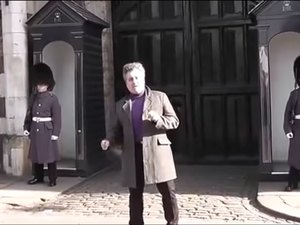 Turista 'dançarino' faz membro da Guarda Real britânica perder a calma; veja vídeo