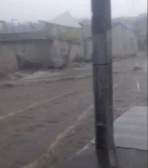 [Vídeo] Fortes chuvas, ventos e trovões causam transtornos em Arapiraca