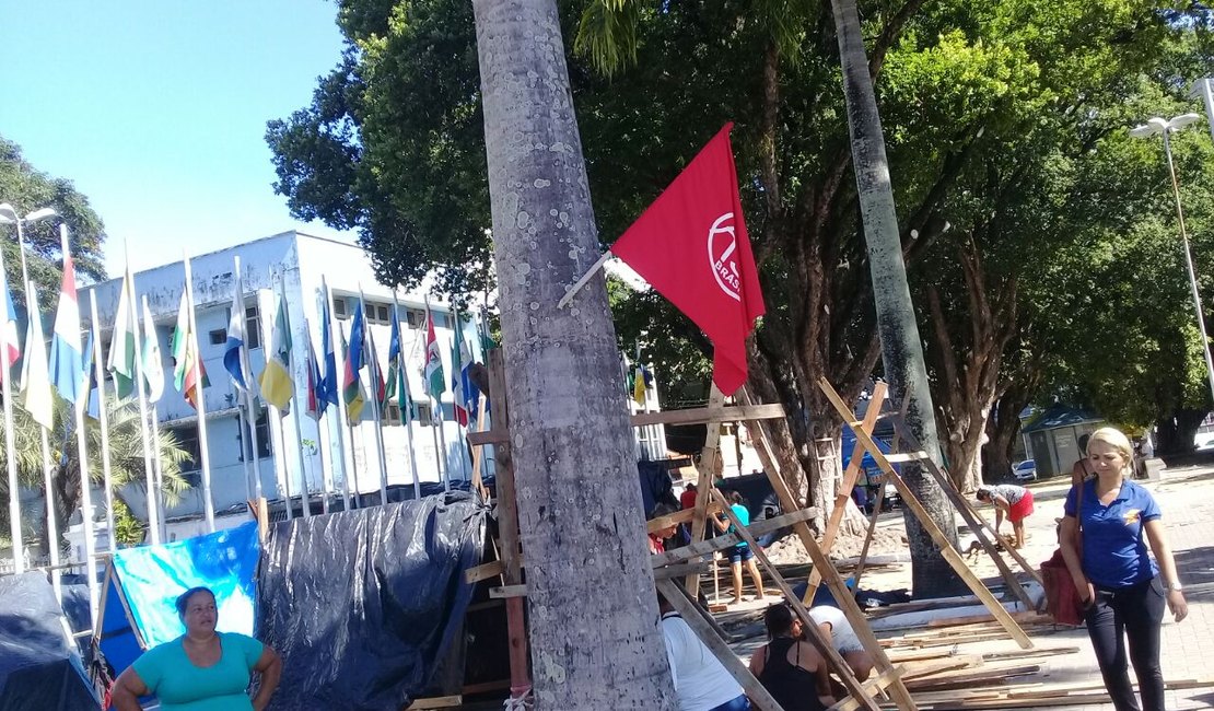 Iteral negocia saída de famílias sem teto da Praça dos Martírios, em Maceió