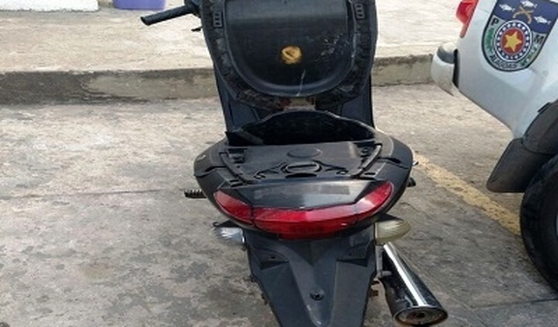 Motocicleta roubada é recuperada durante abordagem na parte alta de Maceió