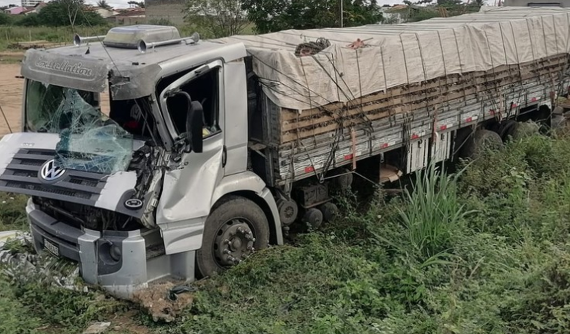 Colisão traseira entre caminhões é registrada ia de Arapiraca