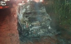 Veículo foi encontrado em chamas 