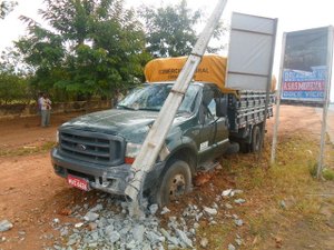Veículo colide em poste na entrada do povoado Canaã