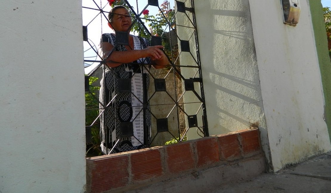 Moradores criam barreiras nas portas para conter alagamentos no Bairro Planalto