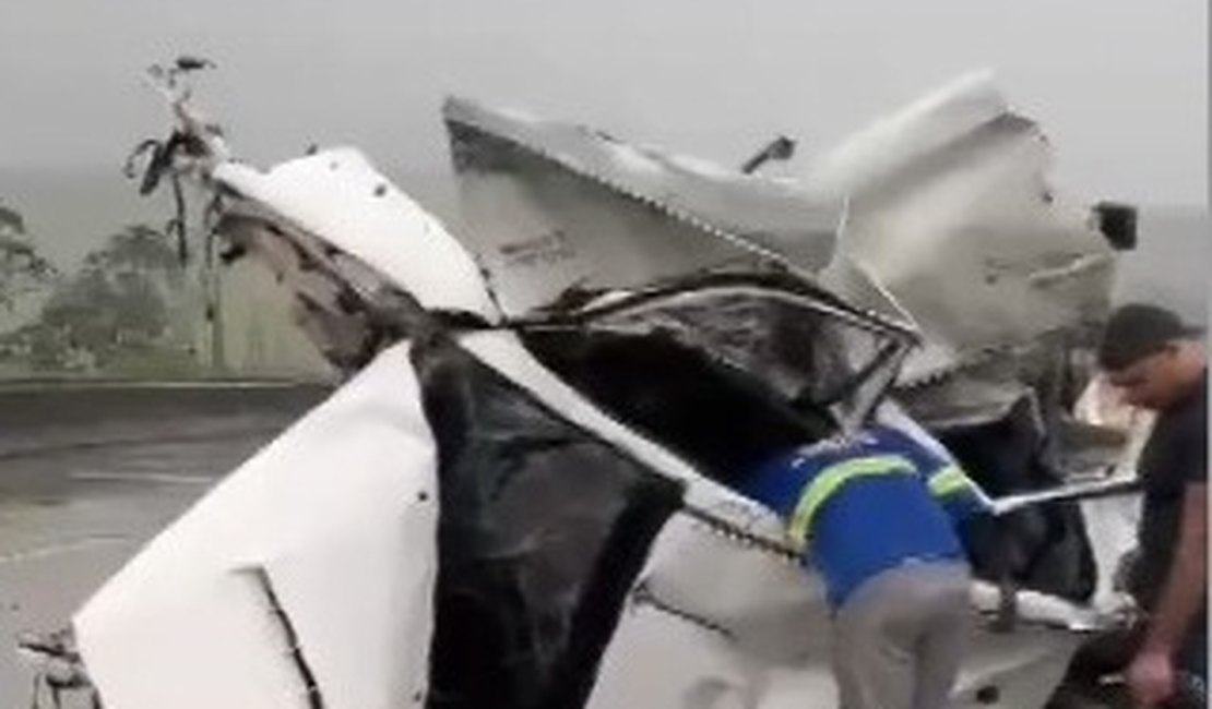 [VÍDEO] Colisão na BR-101 deixa uma pessoa presa nas ferragens e carro partido ao meio
