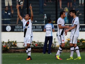 Vasco sofre, mas segue líder; Atlético GO encosta e CRB perde no Rei Pelé