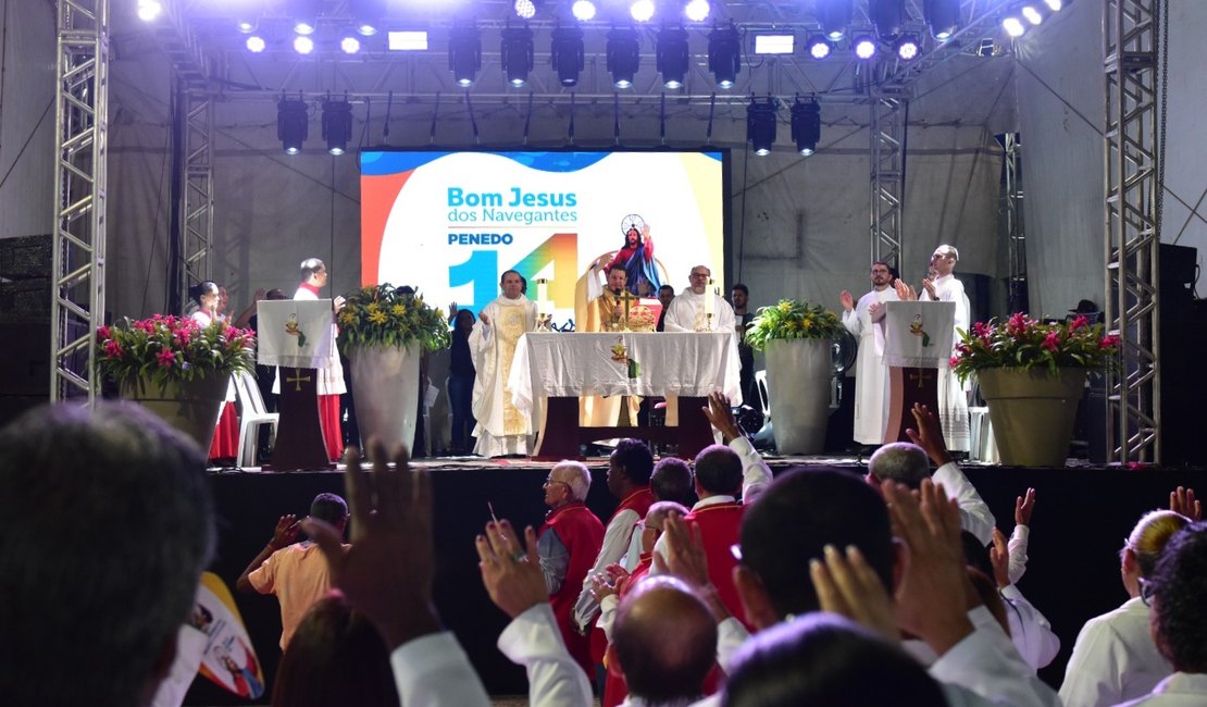 Fiéis reúnem-se na Praça da Fé para celebrar 140 anos de Bom Jesus dos Navegantes em Penedo