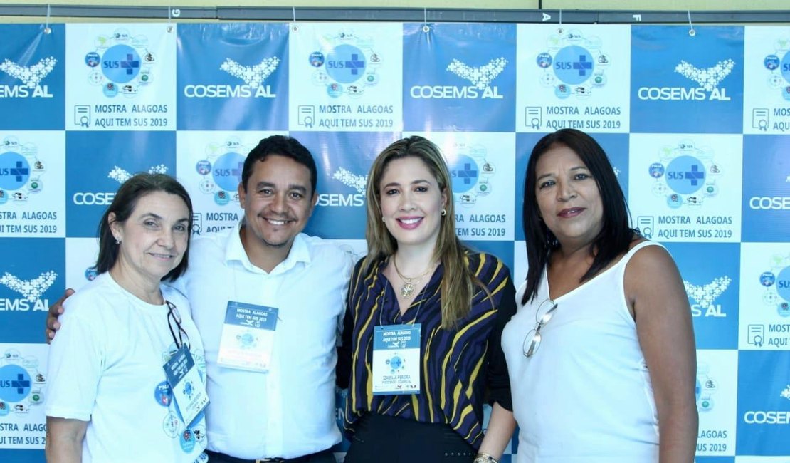  Iniciativa Pioneira:  Izabelle Pereira, presidente do COSEMS, comemora o sucesso da I Mostra Alagoas Aqui Tem SUS