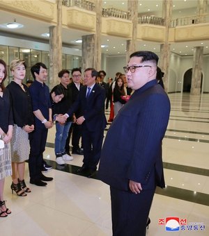 Kim Jong-un diz ter ficado comovido com show de artistas sul-coreanos