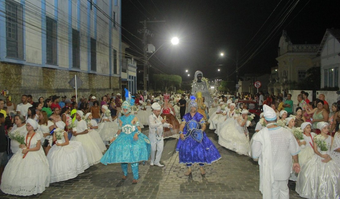 Desfile de Blocos e Lavagem do Rosário agitam o carnaval de Penedo