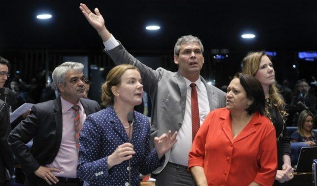 Sob protestos em Brasília, Senado aprova PEC do Teto em primeiro turno