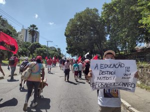 Manifestantes protestam contra Bolsonaro em  Maceió e fecham avenida