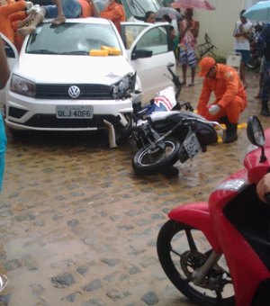 Adolescente  cai em cima de veiculo após sua moto colidir com carro em Alagoas