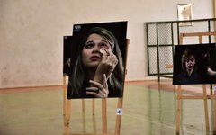 Através de fotografias, a exposição mostra imagens de mulheres violentadas