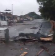 Moradores do Dique Estrada interditam Avenida após lagoa invadir residências