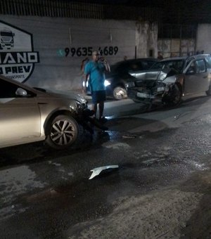 Três carros colidem na avenida Marília Mendonça