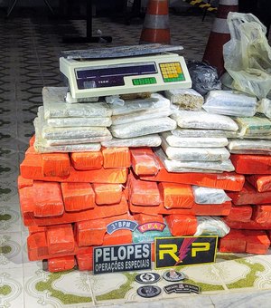 Após abordagem a suspeitos no Bosque das Arapiracas, polícia encontra maconha e cocaína, na casa de traficante