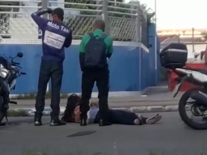 [Vídeo] Mulher fica ferida após colisão envolvendo carro e moto