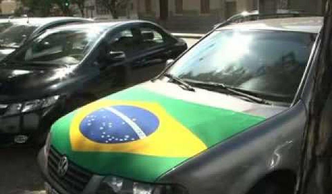 Bandeiras, buzinas e adesivos da Copa no carro podem gerar multas