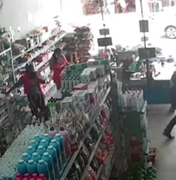 [Vídeo] Mulheres são flagradas furtando celular e produtos em supermercado