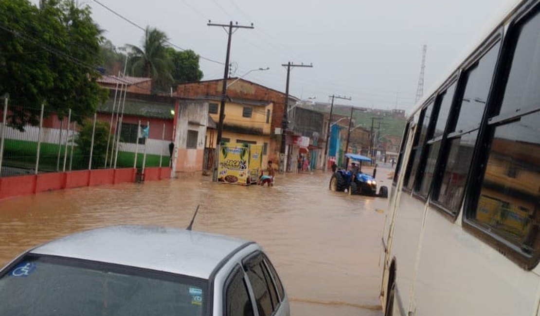 [Vídeo] Chuvas deixam ruas do Centro de Jacuípe alagadas