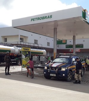 PRF escolta caminhões com combustível para abastecer aeroportos e postos 
